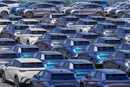انتظار ۹ ماهه برای واردات خودرو؛ اختلاف وزارت صمت و بانک مرکزی بازار را معلق کرد